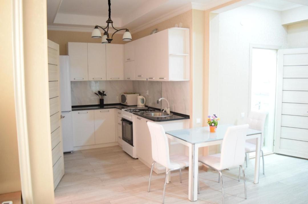White Apartment With Panoramic View In The Center Bishkek Exteriör bild