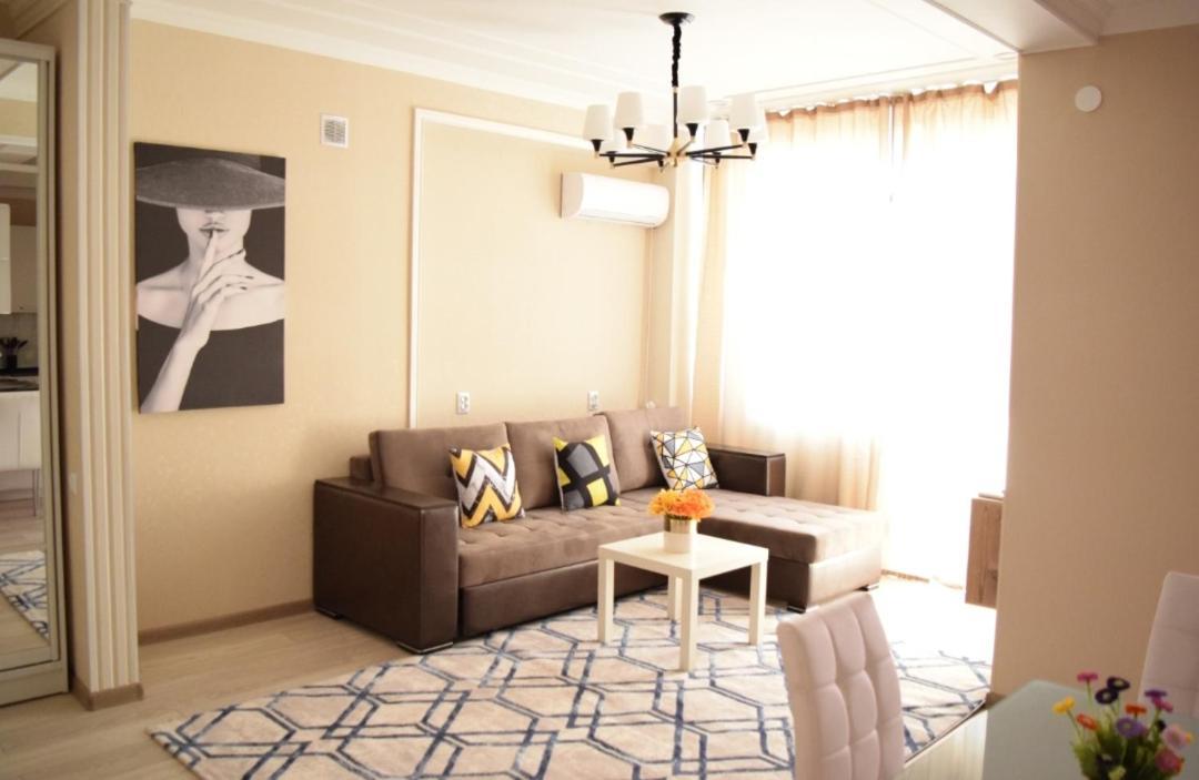 White Apartment With Panoramic View In The Center Bishkek Exteriör bild